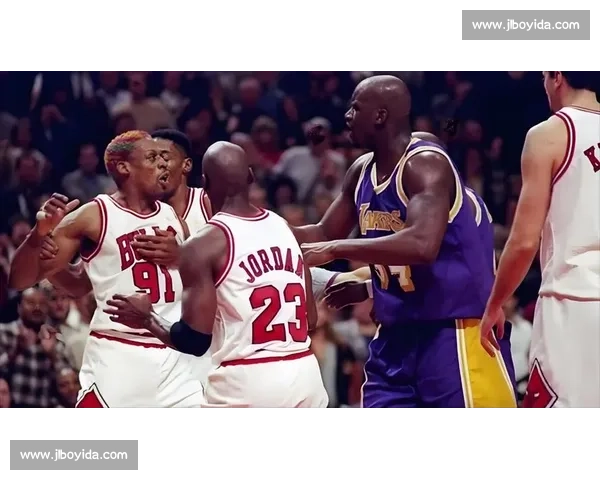 篮球历史上最具话题性的篮板狂人与禁区巨兽对决罗德曼对奥尼尔